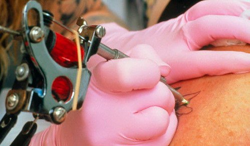Detalle de trabajo en el estudio de tatuaje
